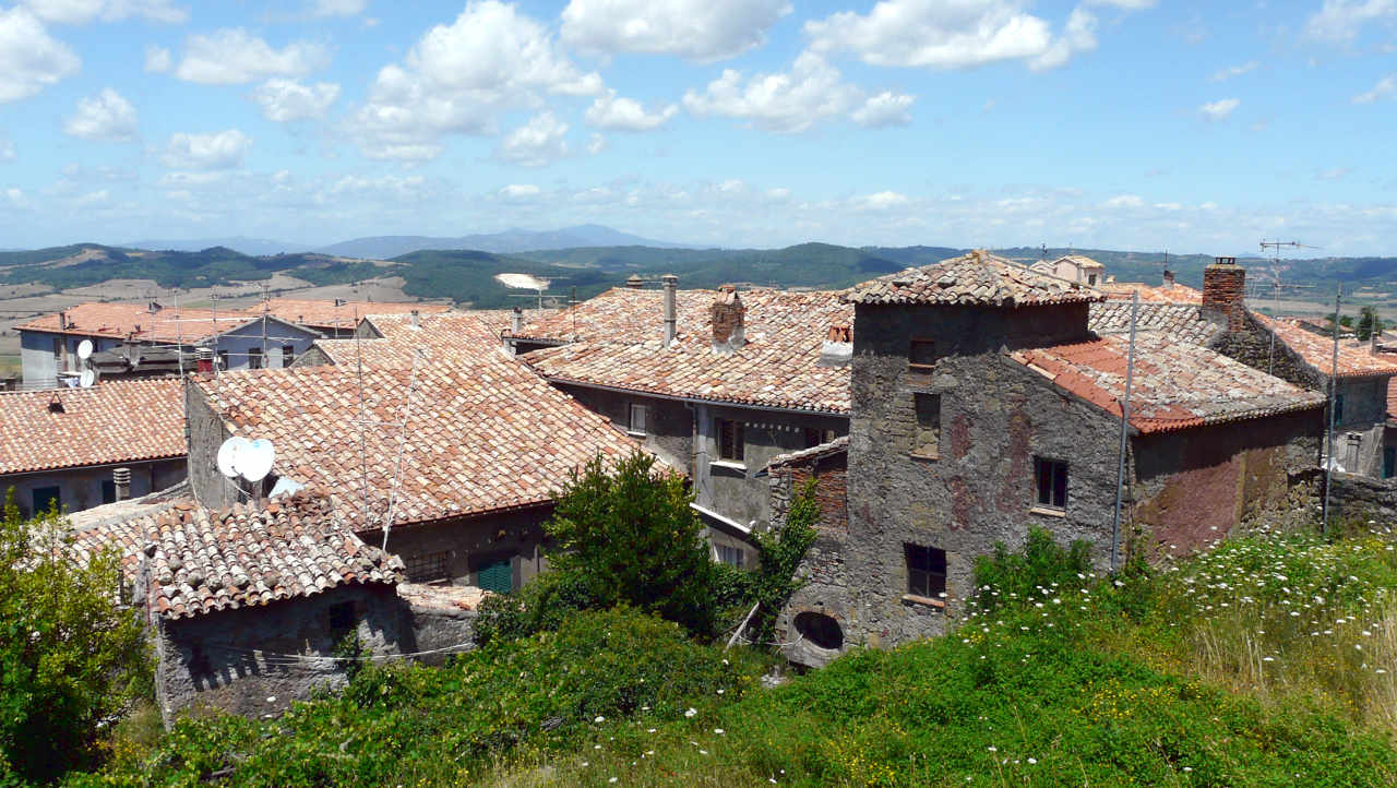Blick über die Dächer von Valentano